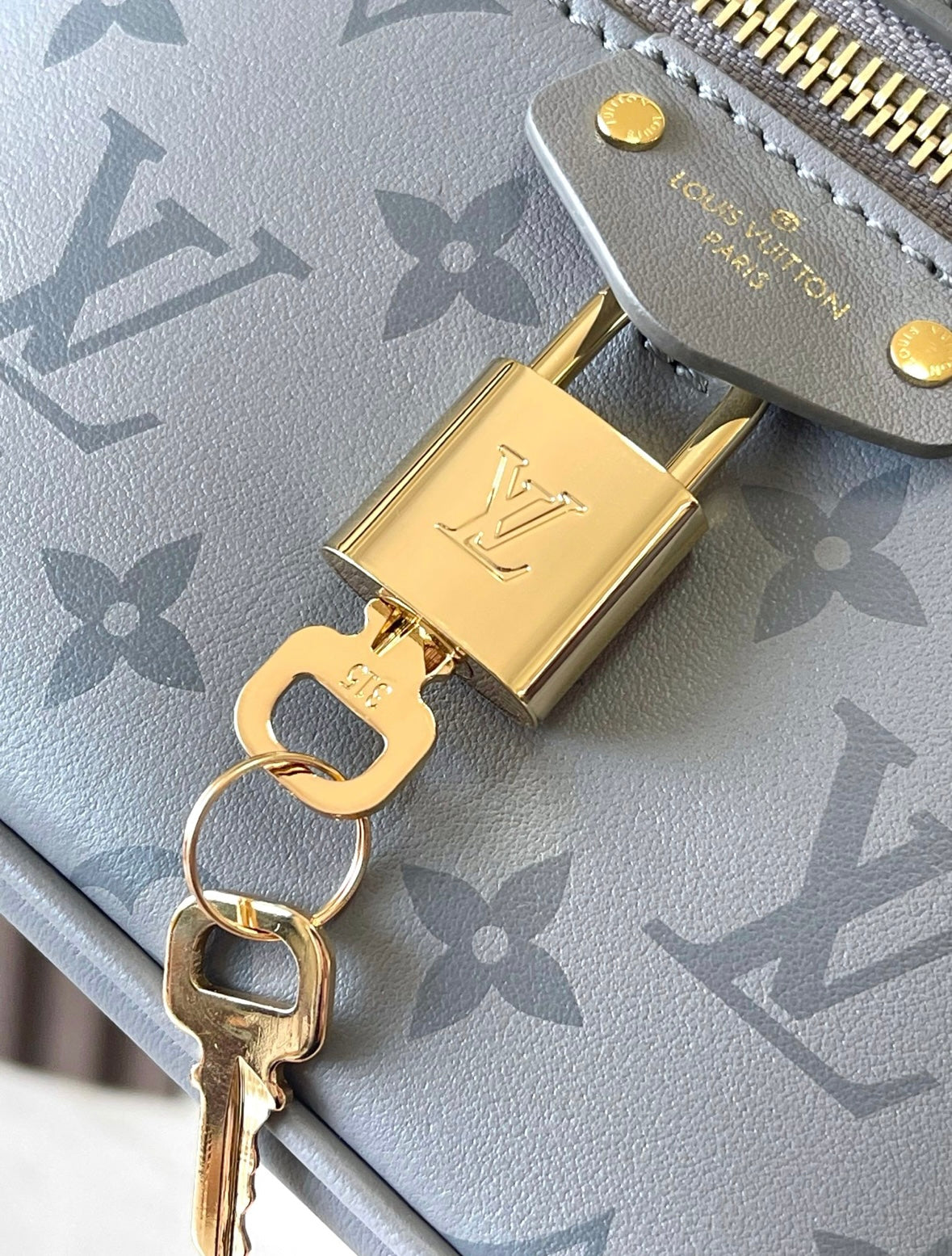 Elegant Grey Box Crossbody Bag with Gold Chain