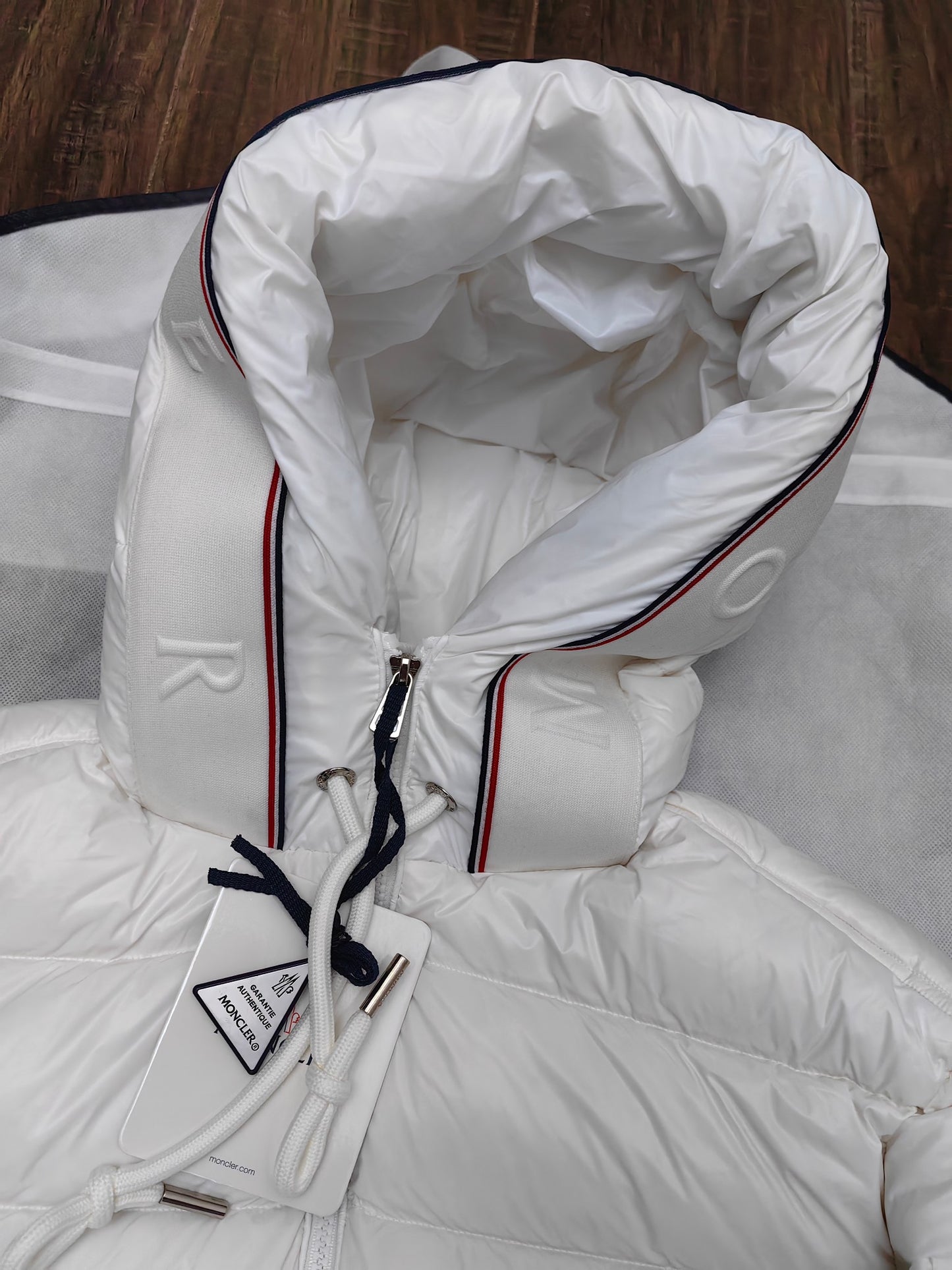 Luxury Puffer Jacket with Hood and Quilted Design