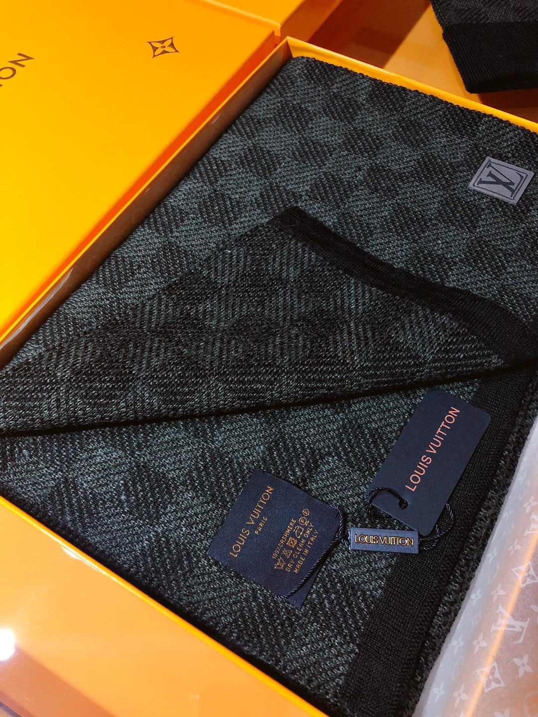Luxury Knit Beanie & Scarf Set – Black/Grey Check Pattern