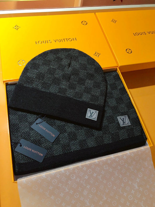 Luxury Knit Beanie & Scarf Set – Black/Grey Check Pattern