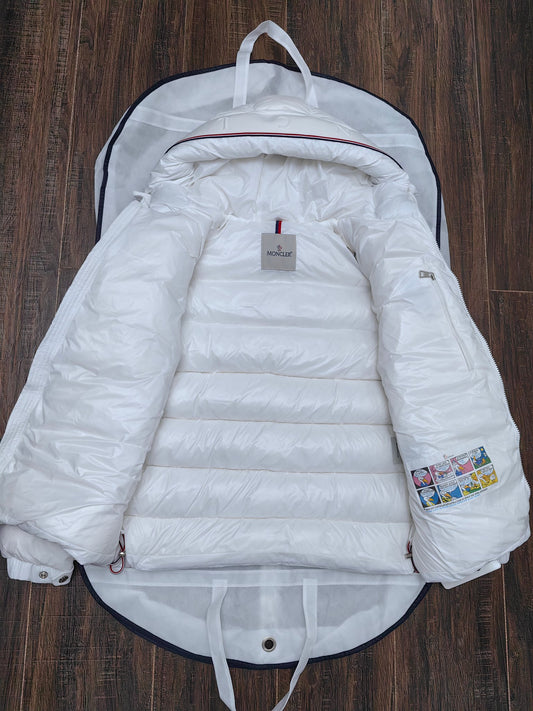 Luxury Puffer Jacket with Hood and Quilted Design